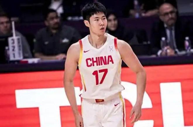 得分+篮板没犯规多！前国手13分钟5犯离场，球迷：看你打球真难受