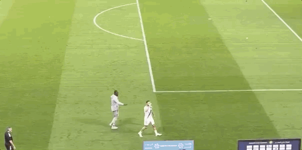 吉达国民输球后，德米拉尔展示亚冠金牌挑衅利雅得胜利球迷