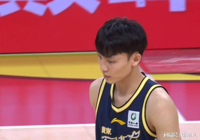 下赛季加盟广东队？CBA“空间型内线”打成大腿，将被多队疯抢！