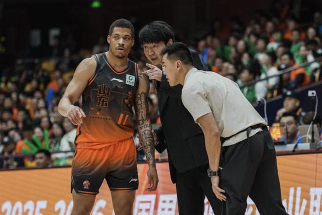 输球不可怕，瞎指挥才致命！邱彪这波操作，毁了山东男篮的季后赛