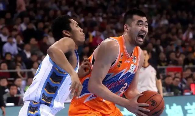 杜锋战术崩盘！内线被打爆，广东季后赛首败锅该谁背？