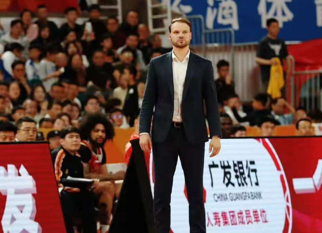 山西男篮4分险胜！季后赛开门红，张宁11分，奈特30分