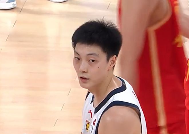 太猛了！胡明轩11分钟轰17分，广州队完全防不住