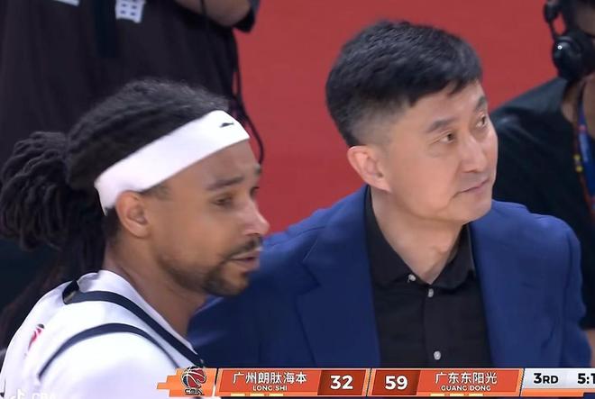 广东男篮大胜广州，杜锋战术调整起奇效 胡明轩21+4+6萨林杰24+14