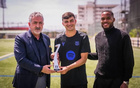 荣耀时刻，佩德里领取FIFPro2025年度最佳阵容奖杯