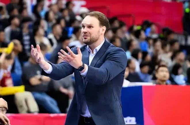 CBA官宣重磅罚单！山西2人被罚4万元，球迷质疑：裁判自罚三杯？