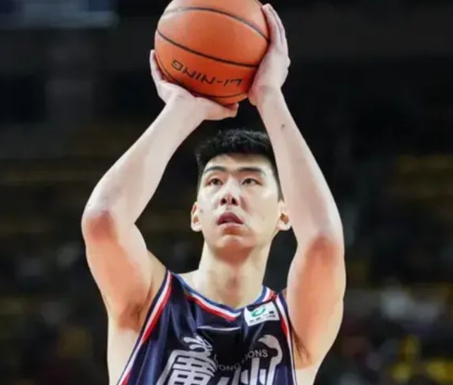 徐昕刚爆一场被杜锋针对！被疯狂点名，还遭双塔限制，隐患还是有