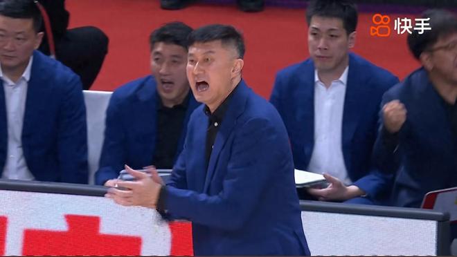 记者问，上双塔是保留的一个绝招还是临时想到的？杜锋嘿嘿一笑…