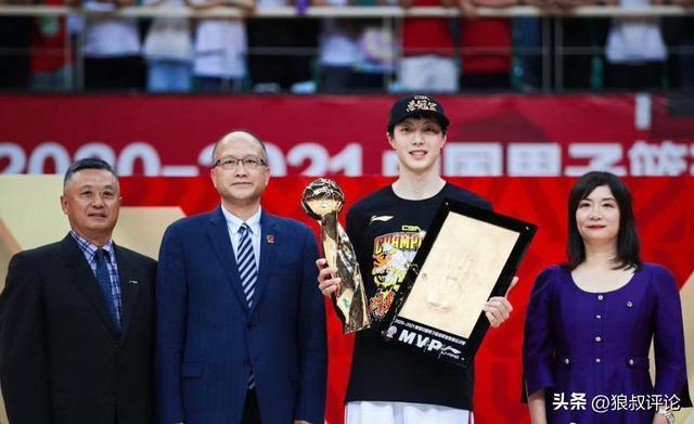 胡明轩爆砍24+6超神一战引热议！5年前今天率队夺冠加冕FMVP