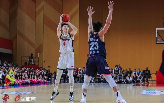 广东大胜，一主力最失意！杜锋只让他打7分钟0分，下季铁定走人了