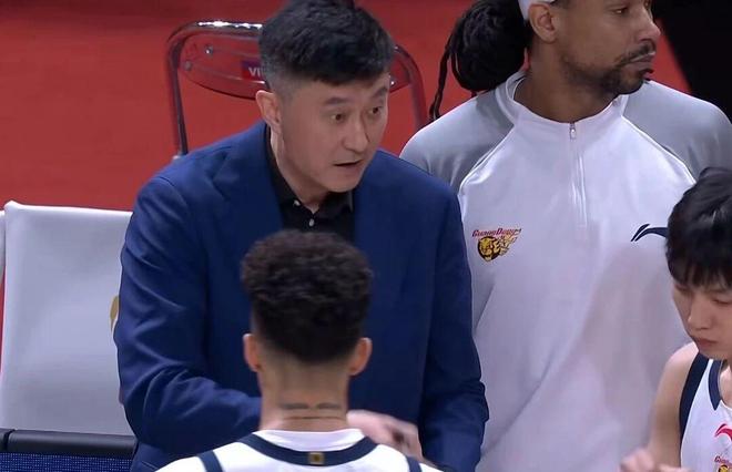 广东男篮胜广州，三大改变明显，球员评分：胡明轩9.7分杜锋4.3分