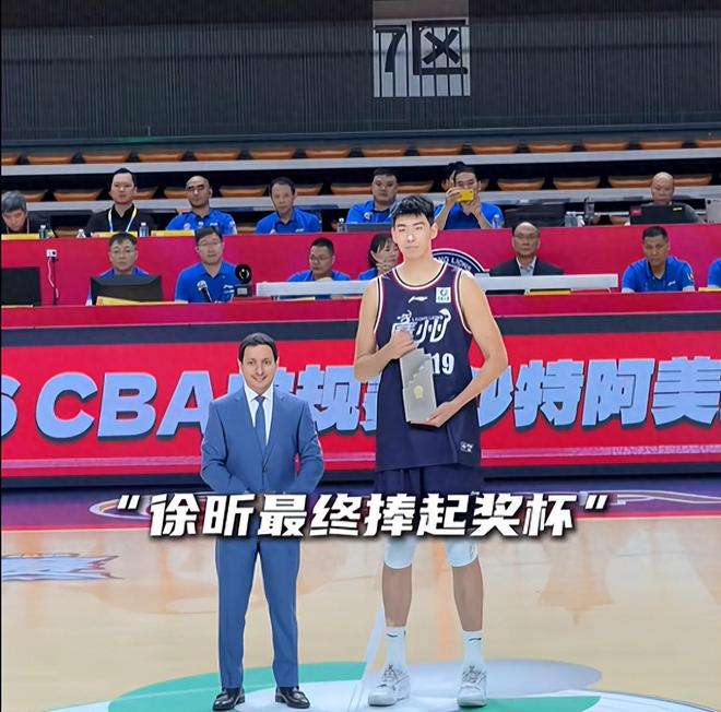 谁注意到杜锋，徐昕领奖时表情复杂，他的笑容与米切尔完全不一样