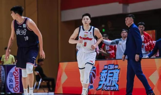 广东客场大胜龙狮，胡明轩、萨林杰表现满分，4人不及格