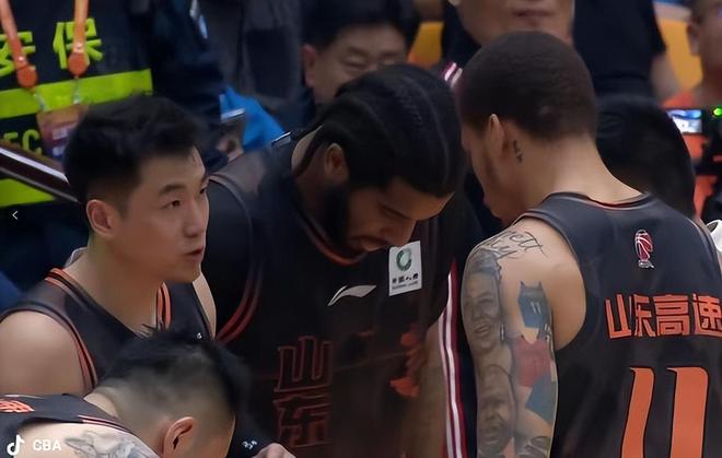 山东男篮大胜辽宁晋级八强，高诗岩11+8+8陈林坚18分，赵继伟低迷