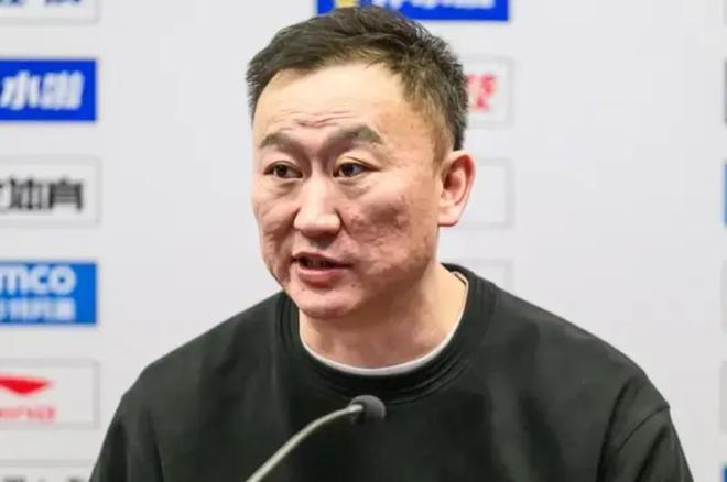 青岛一轮游发布会！刘维伟强调底子薄+内线弱，回应抗压直指正常