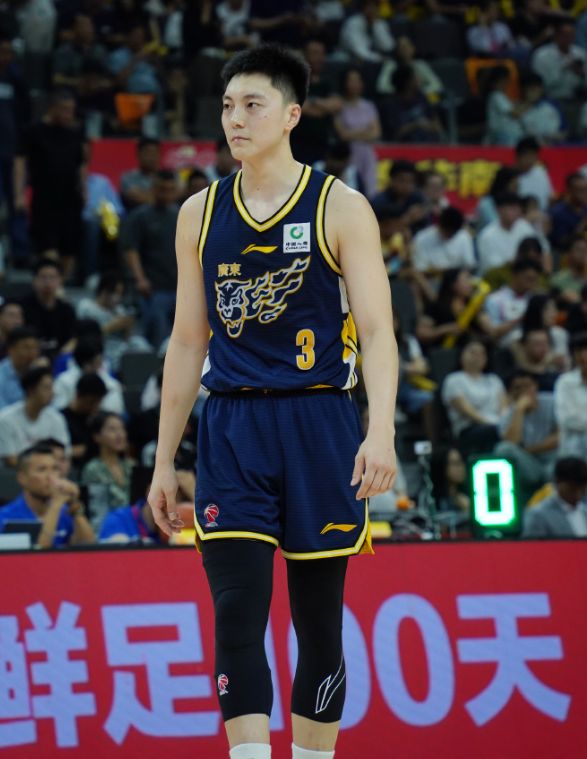 广东拒爆冷连赢两场晋级！胡明轩下半场13+3成奇兵 京粤大战来了
