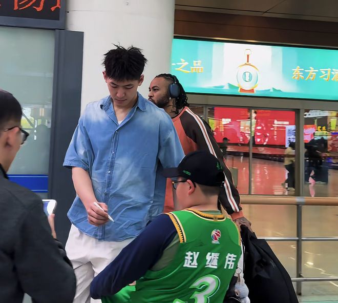 辽宁最早航班回沈阳！球迷接机，莱迪情绪不错，赵继伟李晓旭低头