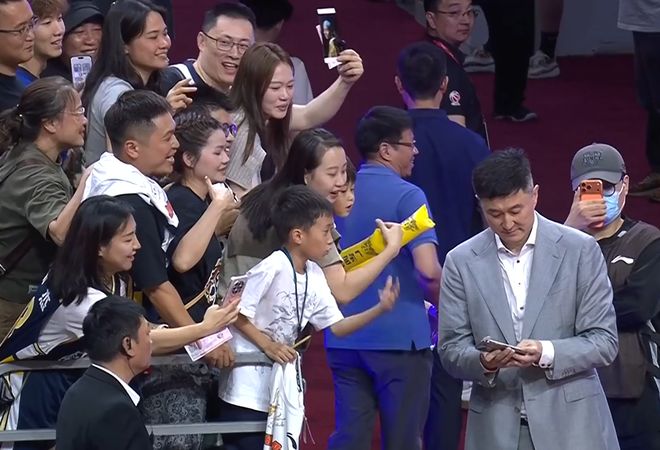 温馨！胡明轩双手摸徐昕的头，杜锋与广东队球迷打成一片