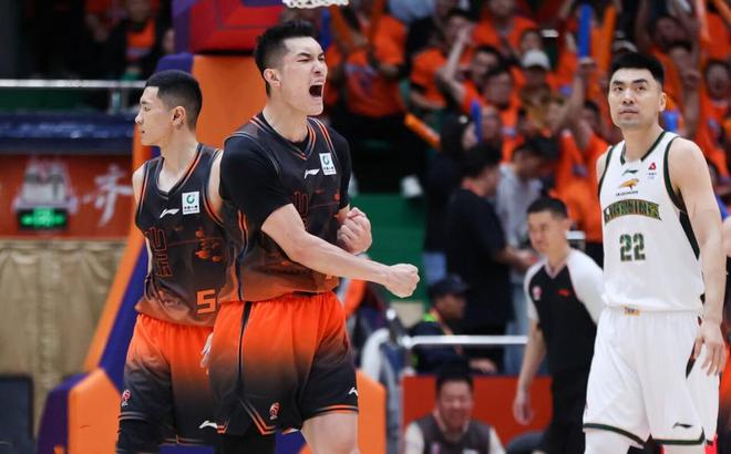 杨鸣伤感道歉！CBA12进8关键战：辽篮惨败山东，21年老将动情退役