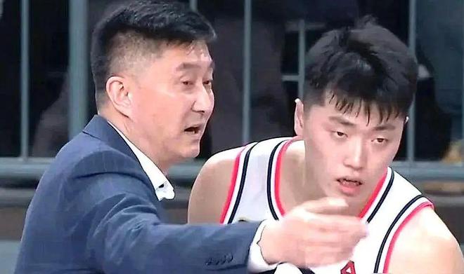 出场时间全队第2，得0分1板1助4犯，杜锋眼里这人如此不可替代？