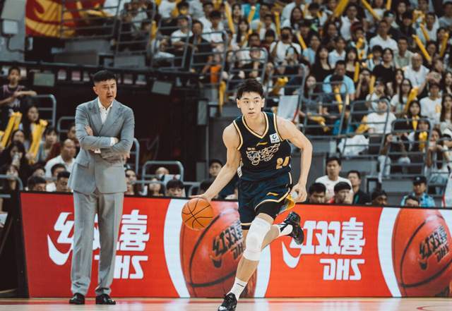 战北京赶紧弃用！广东男篮混子球员三战2分10犯，杜锋该认清现实