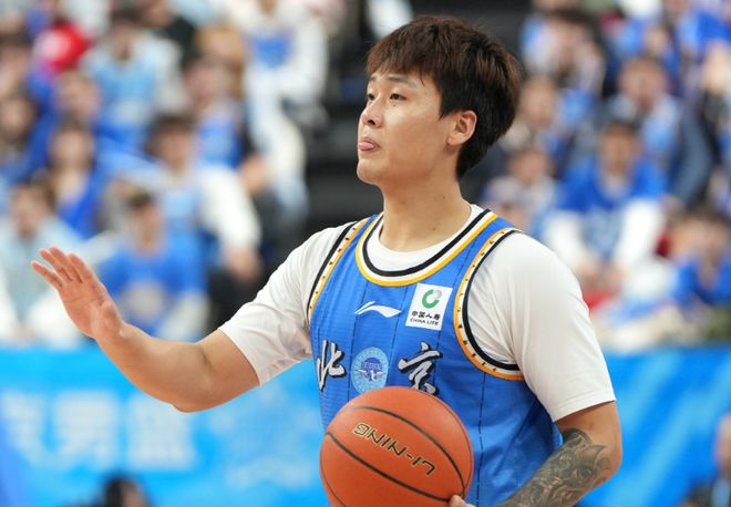 京粤大战半场战平：北京一度轰20-4 徐杰11+3三分压赵睿7分