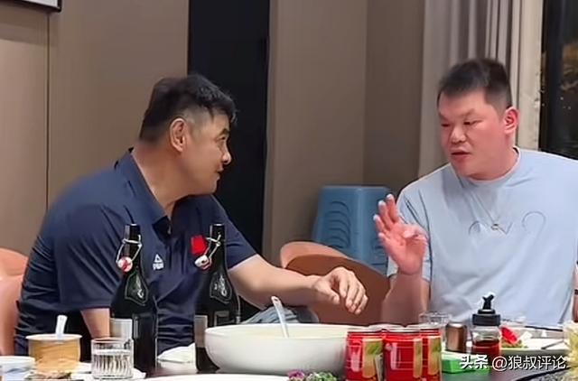 战神刘玉栋：不能理解现在的球员一碰就倒 抬出去过5分钟又回来了