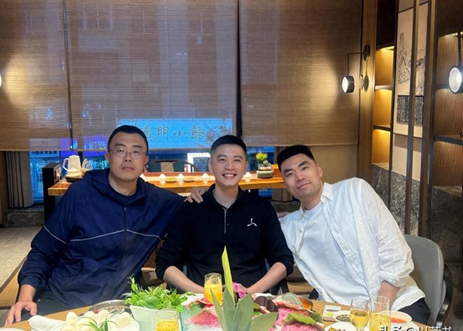 李晓旭退役2天后，杨鸣做东请客罕见发博，两句话尽显老大哥格局