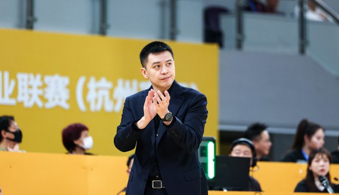 一个时代结束！杨鸣发与韩德君李晓旭合影：致敬奋战20多年的兄弟