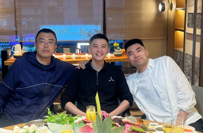 李晓旭宣布退役后，杨鸣与二老聚餐笑开花，并直呼一个时代结束！
