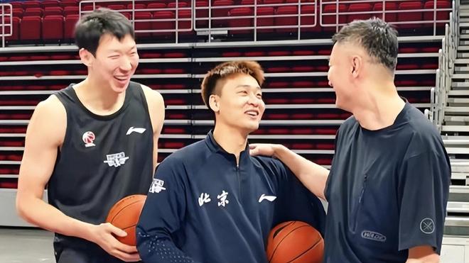 赵睿7+2！周琦5+9，麦基6+1+3，胡明轩2+2,徐杰11+1,京粤打成平手