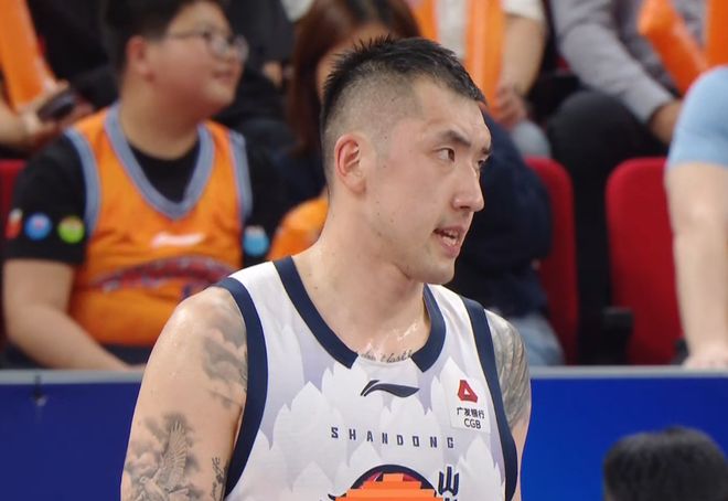 山东男篮客场5分惜败上海，陶汉林燃尽最后能量，克里斯功过参半