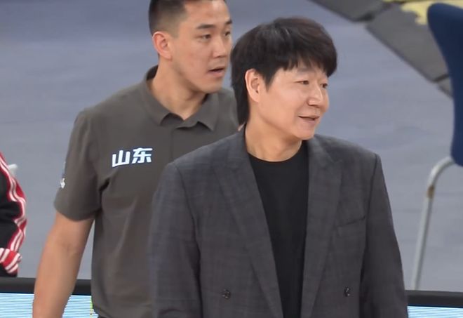 山东男篮输在失误！高诗岩带队一度看到希望，外援只有一人合格