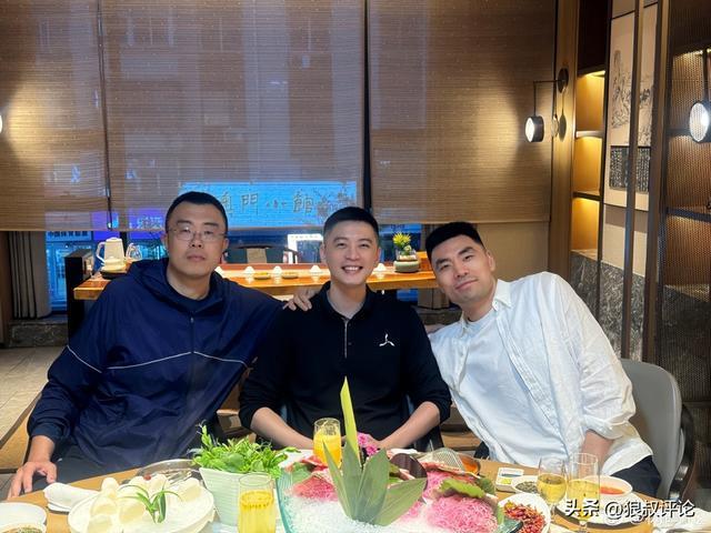 杨鸣晒李晓旭韩德君合照：致敬并肩作战20多年兄弟 一个时代结束了