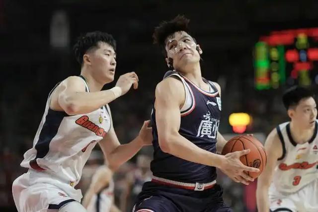 悬崖边！广东CBA季后赛首战折戟，徐杰救主难挽狂澜？