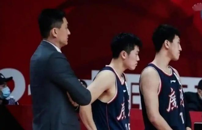 广东输北京揪出2大罪臣！两主力前锋合砍3分6犯规，球迷：退役吧