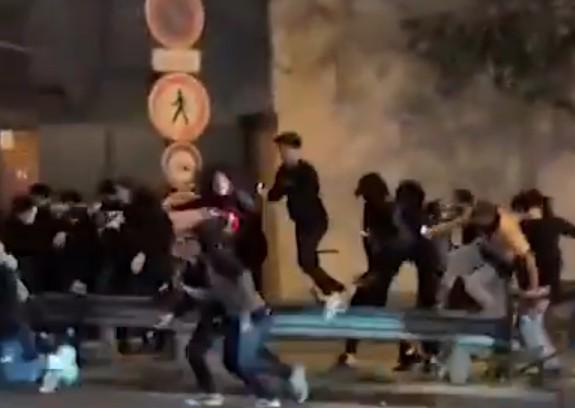 巴黎球迷疯狂庆祝球队晋级本赛季欧冠决赛，导致街头陷入混乱