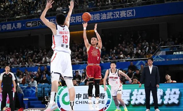 CBA八强夜爆冷？北京赛季三杀广东，上海轻取山东