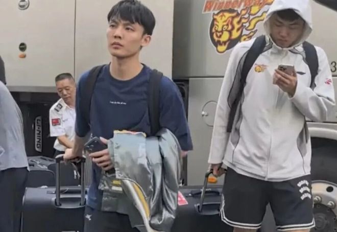 广东男篮今日早报！主场球票遭遇哄抢，杜峰指导或主动变阵，徐昕入选中国男篮