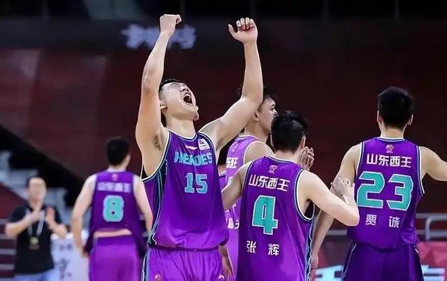京粤大战北京8分胜！周琦篮下统治力拉满！内线对决成胜负关键