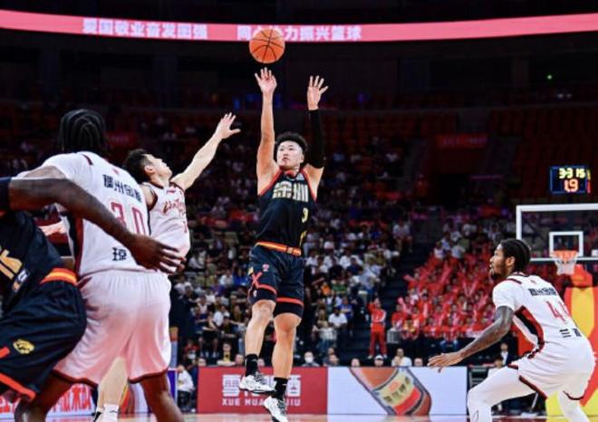 尽显MVP本色！贺希宁17中12砍全场最高32分，正负值+15