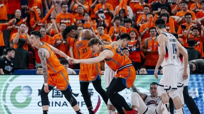 CBA季后赛！上海男篮vs山东男篮，赛前带来上海男篮张镇麟、偰李永炜、怀特塞德以及山东男篮高诗岩的最新消息