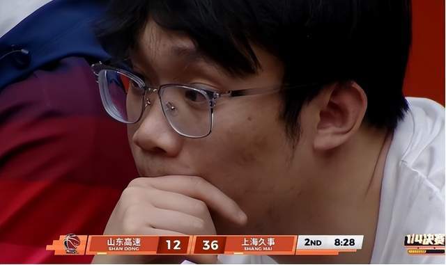 丁彦雨航现身高速大球场，山东男篮半场惨败26分，邱彪引援真离谱