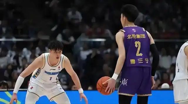 赛场礼仪引争议！.休赛后遗症显现，粤京战判罚尺度引球迷热议