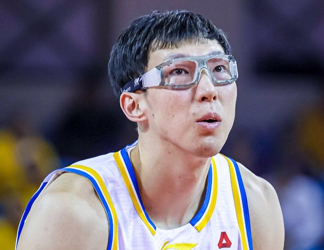 北京半场领先广东9分：胡明轩12分周琦遭隔扣 翟晓川误撞杜锋