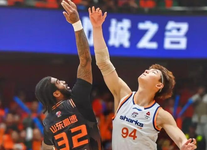 28分惨败！山东男篮0比2遭淘汰，双外援挂零，全队无斗志潦草收官