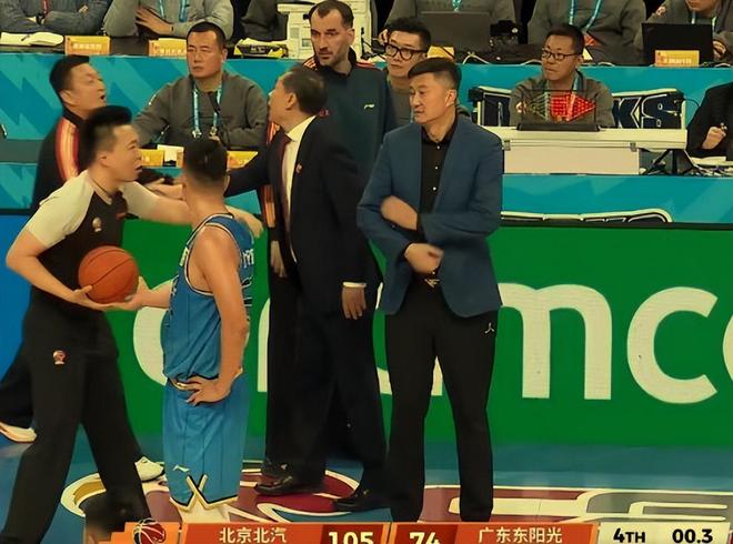 周琦13+8！赵睿3中1仅得5分一言难尽，广东宏远3分险胜北京首钢队