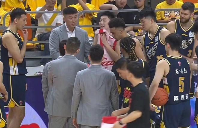 广东男篮击败北京，杜锋赛后阴阳对手，球员评分：张皓嘉9.8分！