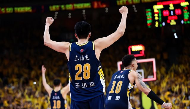 广东男篮启程前往北京！杜锋带上21岁小将，宏远老板开出巨额奖金