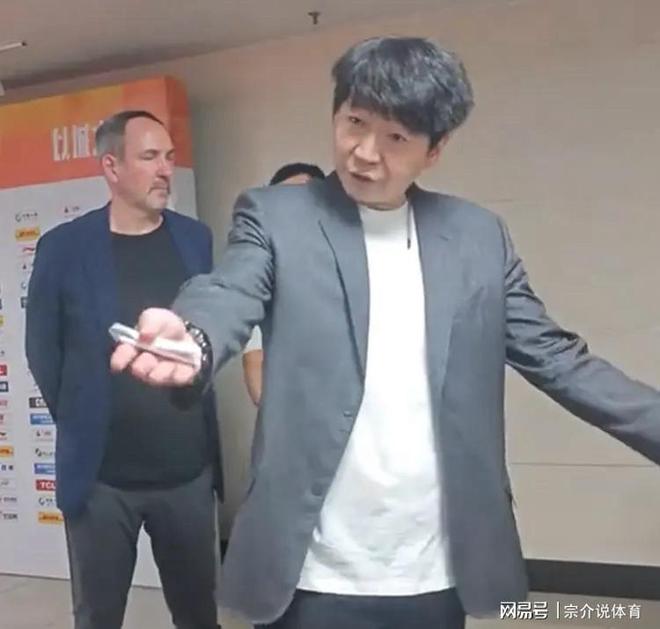 CBA又闹出笑话，主教练当众怒喷，脸都不要了